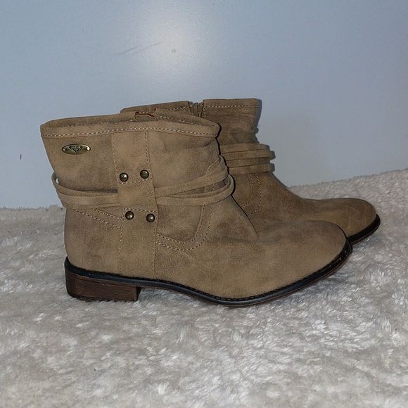 Roxy Shoes - Roxy tan suede ankle boots  size 6